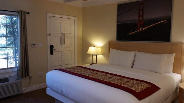 Marin Lodge image 7